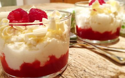 MOUSSE DE CHOCOLATE BLANCO CON FRAMBUESAS