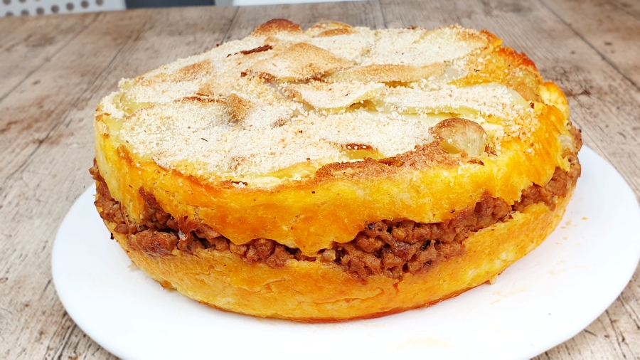 pastel de patata y carne con queso mozarella