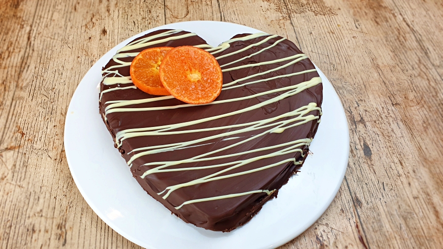 corazón de chocolate relleno de naranja. especial san valentin