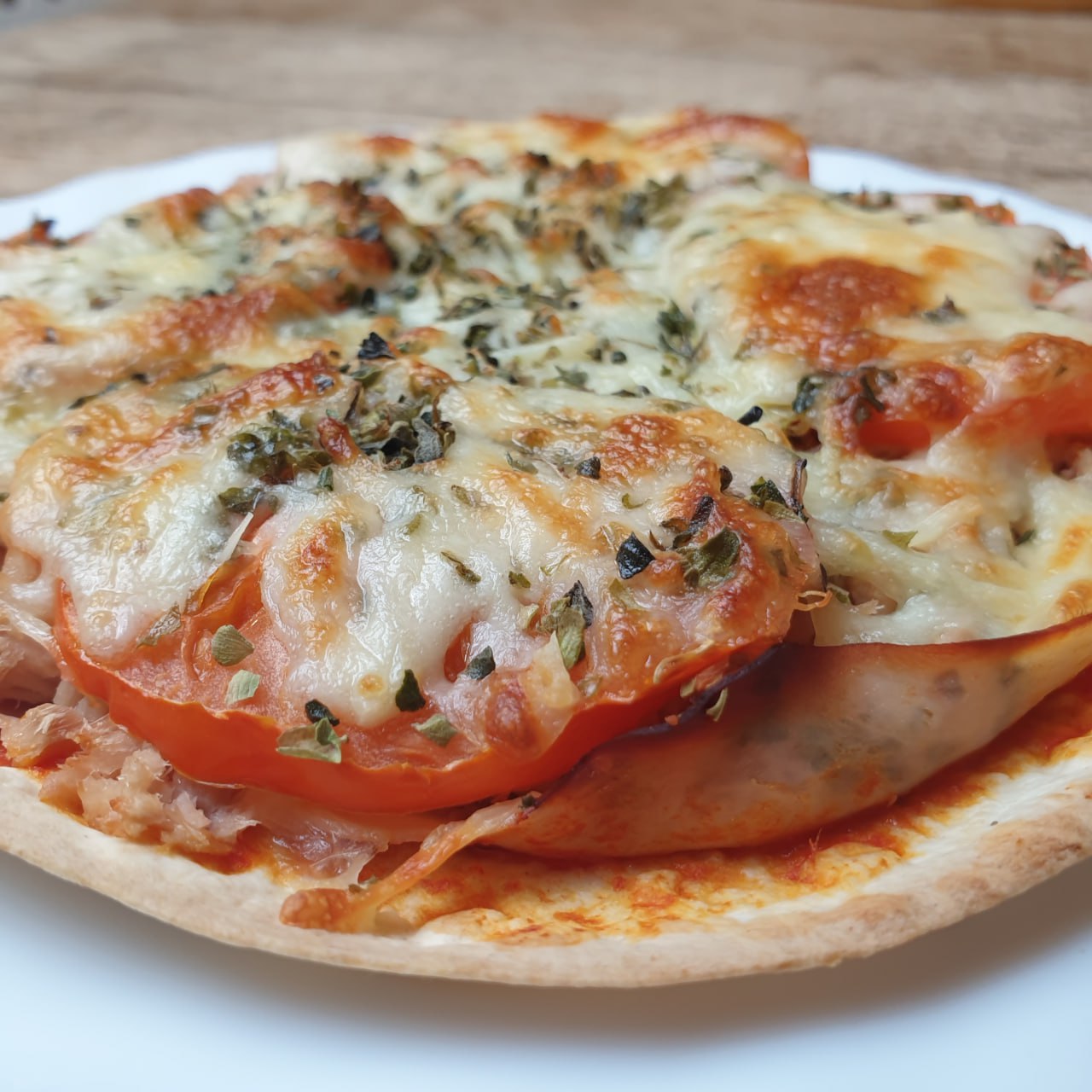 Tortipizza. Cena en 10 minutos. pizza con tortilla de trigo tortipizza. cena en 10 minutos